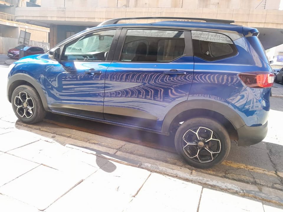 2021 Renault Triber 1.0 spot
