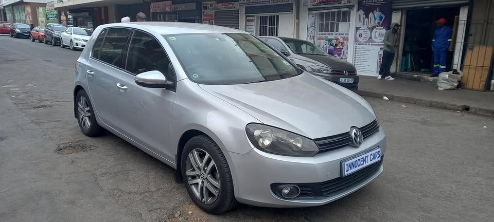 2013 VW GOLF 6 TSI 1.4 MANUAL TRANSMISSION.. SILVER IN COLOUR.. 85000KM.. PETROL