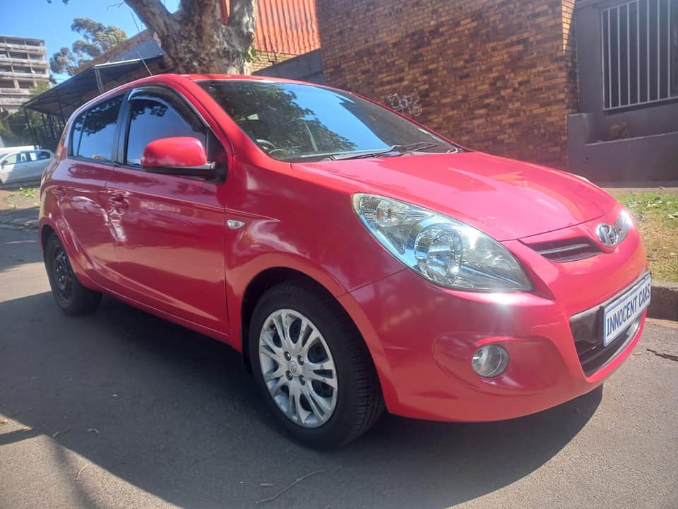 2010 HYUNDAI i20 1.6 PETROL, RED COLOR, MILEAGE