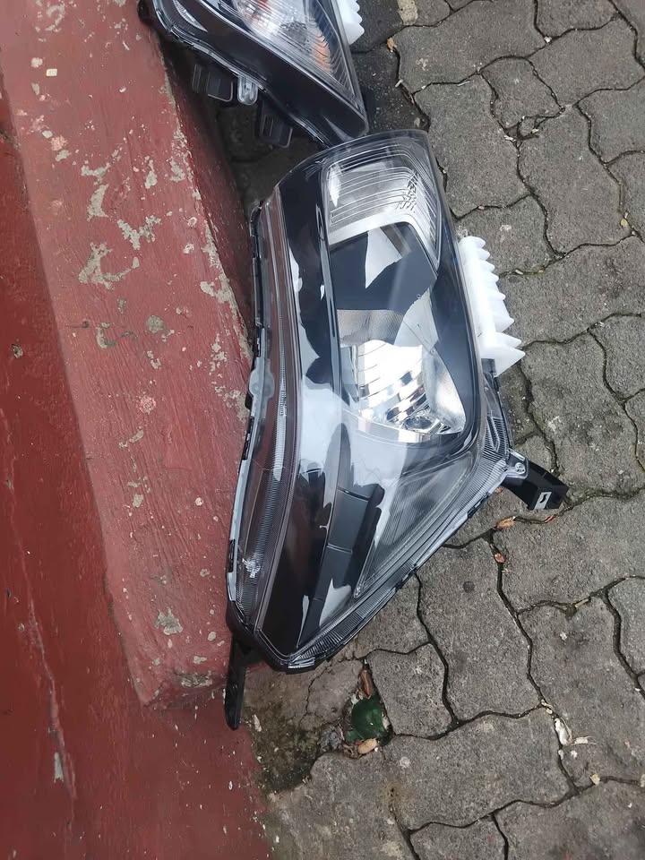 Nissan Navara Headlight both sides (very clean) 2024-2025 - Private Seller Nissan Navara Headlight both sides (very clean) 2024-2025 - Private Seller