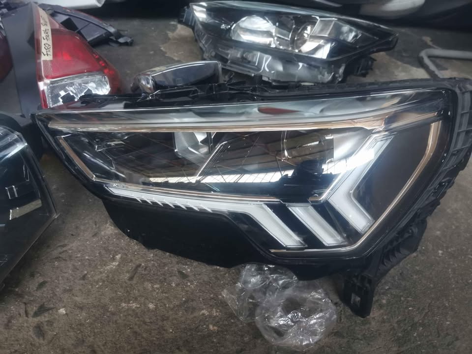 Audi Q3 left headlight - Private Seller