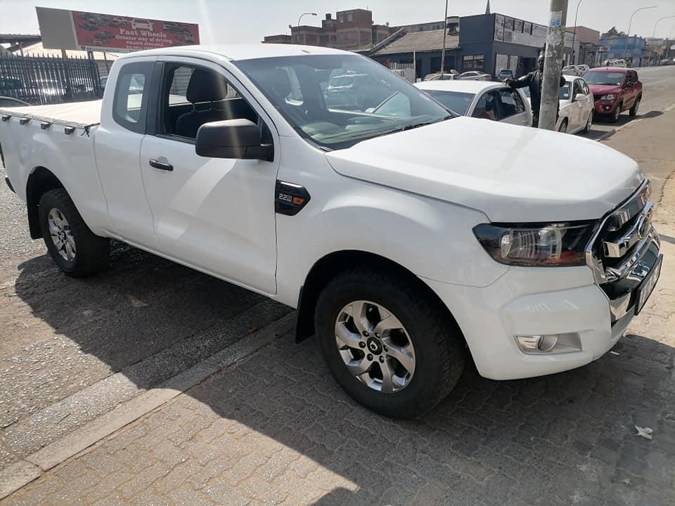 2014 Ford Ranger 2.2 6Speed Club Cab with a Nice interior seat