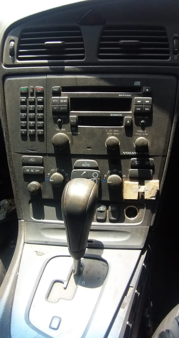 VOLVO S60 CENTRE CONSOLE - Private Seller VOLVO S60 CENTRE CONSOLE - Private Seller