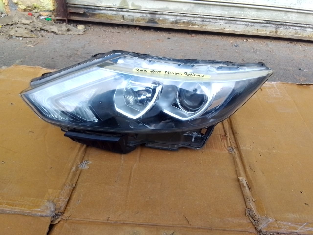 ( 2014-2017) NISSAN QAISHQAI LHS PROJECTOR XENON HEADLIGHT FOR SALE - Private Seller