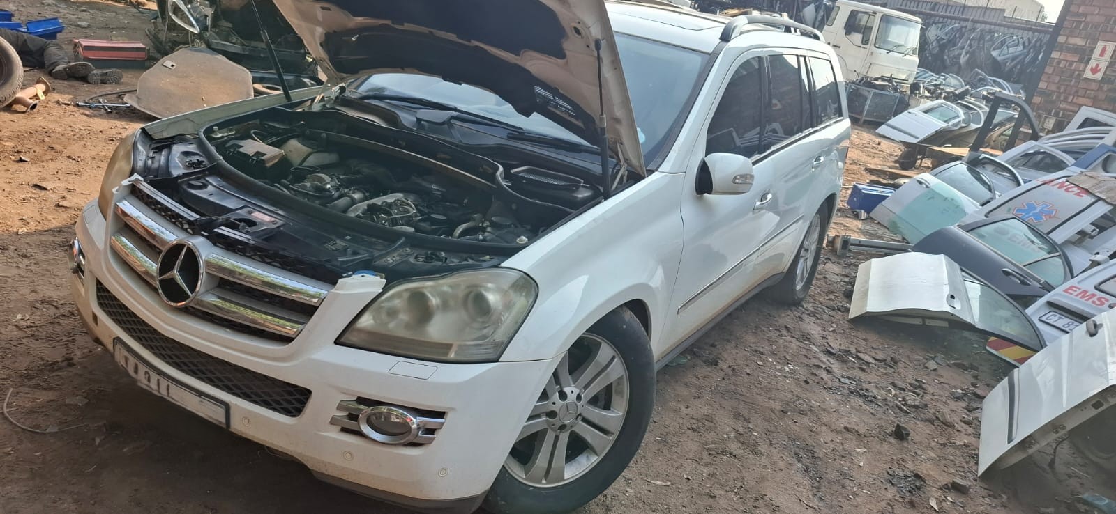 Mercedes-Benz GL320 X164 stripping used spares parts in white
