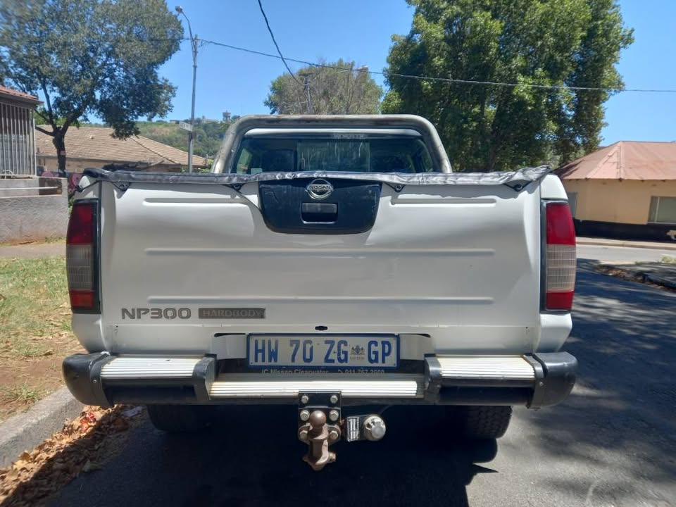2020 NISSAN NP300 HARDBODY BAKKIE 2.5 DIESEL, MANUAL 4X4, WHITE COLOR, MILEAGE 137000KMS
