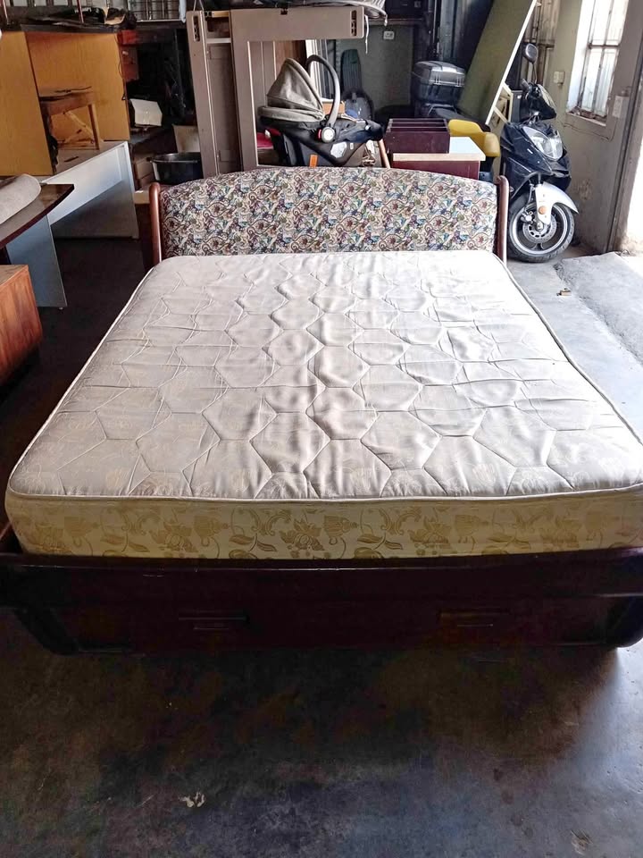 Vintage Double Bed with huge drawer Vintage Double Bed with huge drawer