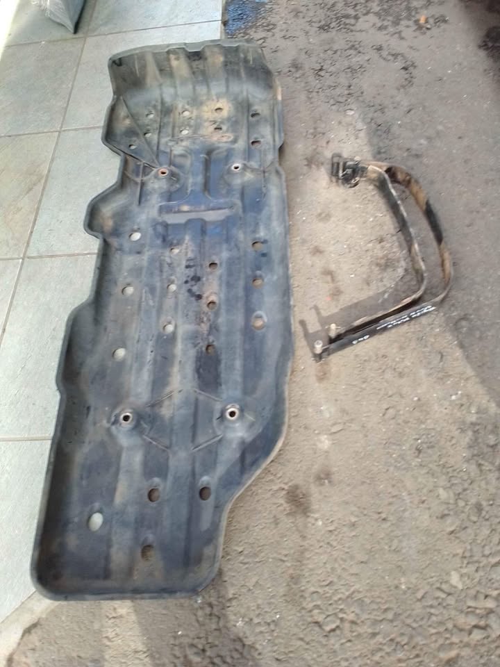 2015 Toyota Hilux D4D 4x4 diesel tank cover - Private Seller