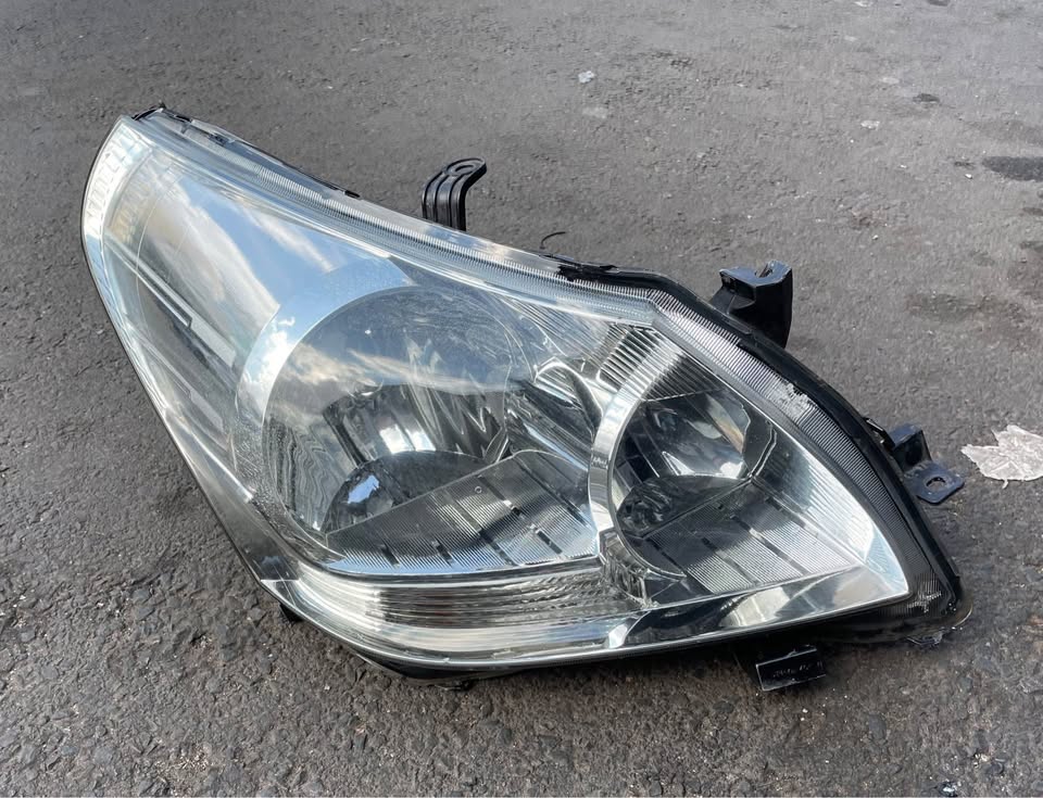 Toyota Verso 2009-2012 Headlight Leftside - Private Seller