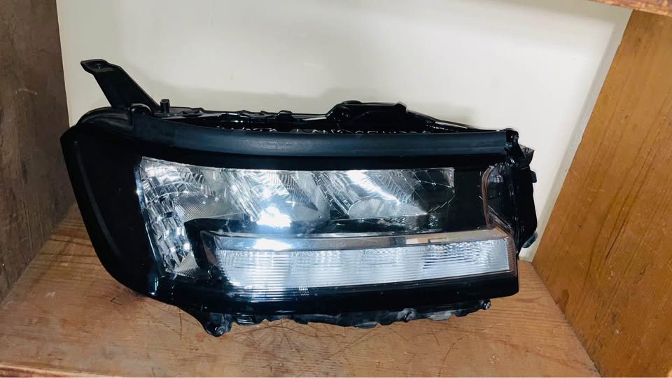 Toyota Land Cruiser LC300 headlight - Private Seller Toyota Land Cruiser LC300 headlight - Private Seller