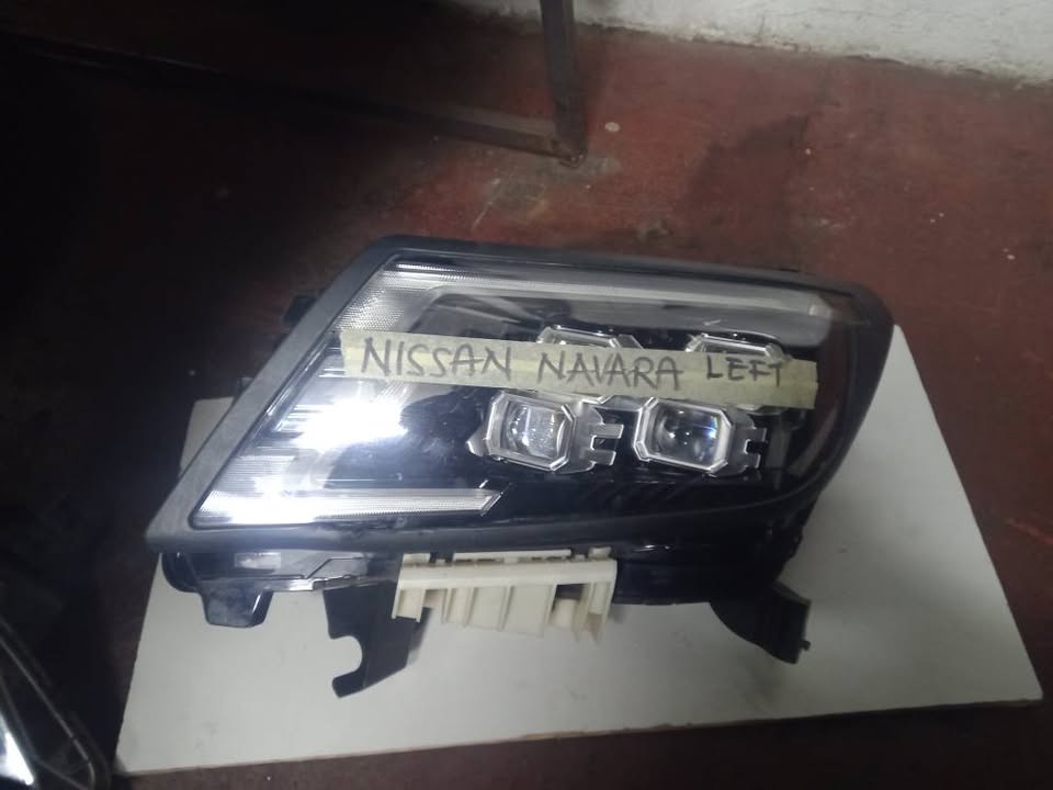 Nissan Navara Headlight Left Side - Private Seller Nissan Navara Headlight Left Side - Private Seller