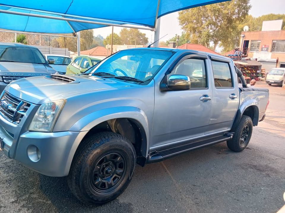 2011 ISUZU KB300 3.0 DOUBLE CAB  Transmission: Manual  Mileage:  Fueltype: Diesel  Silver