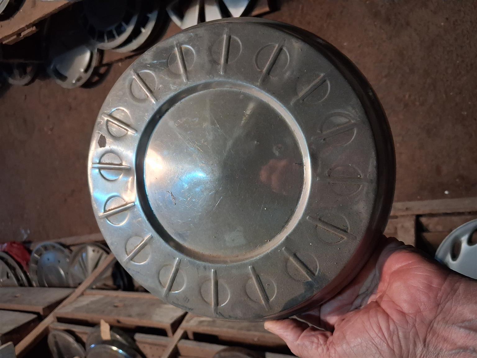 Valiant, Plymouth, Dodge, hub cap - Private Seller Valiant, Plymouth, Dodge, hub cap - Private Seller