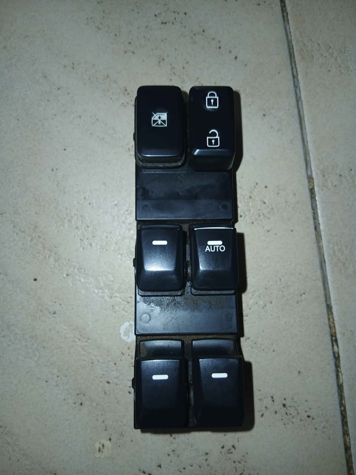 Kia Rio/ ix35 / Toyota starlet right front windows switch - Private Seller Kia Rio/ ix35 / Toyota starlet right front windows switch - Private Seller