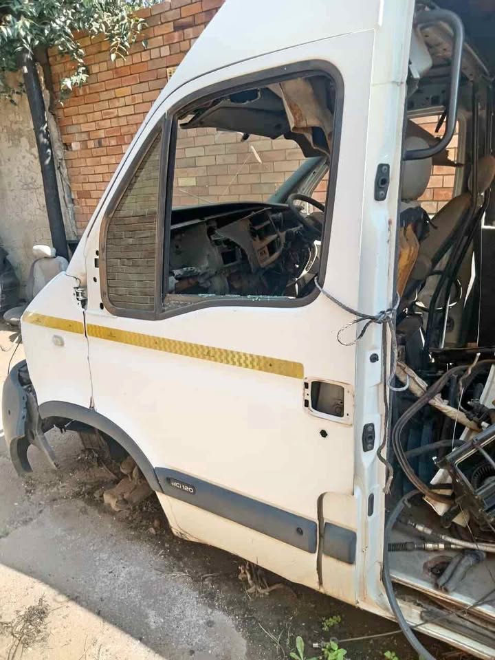 Nissan interstar dci120 left front door