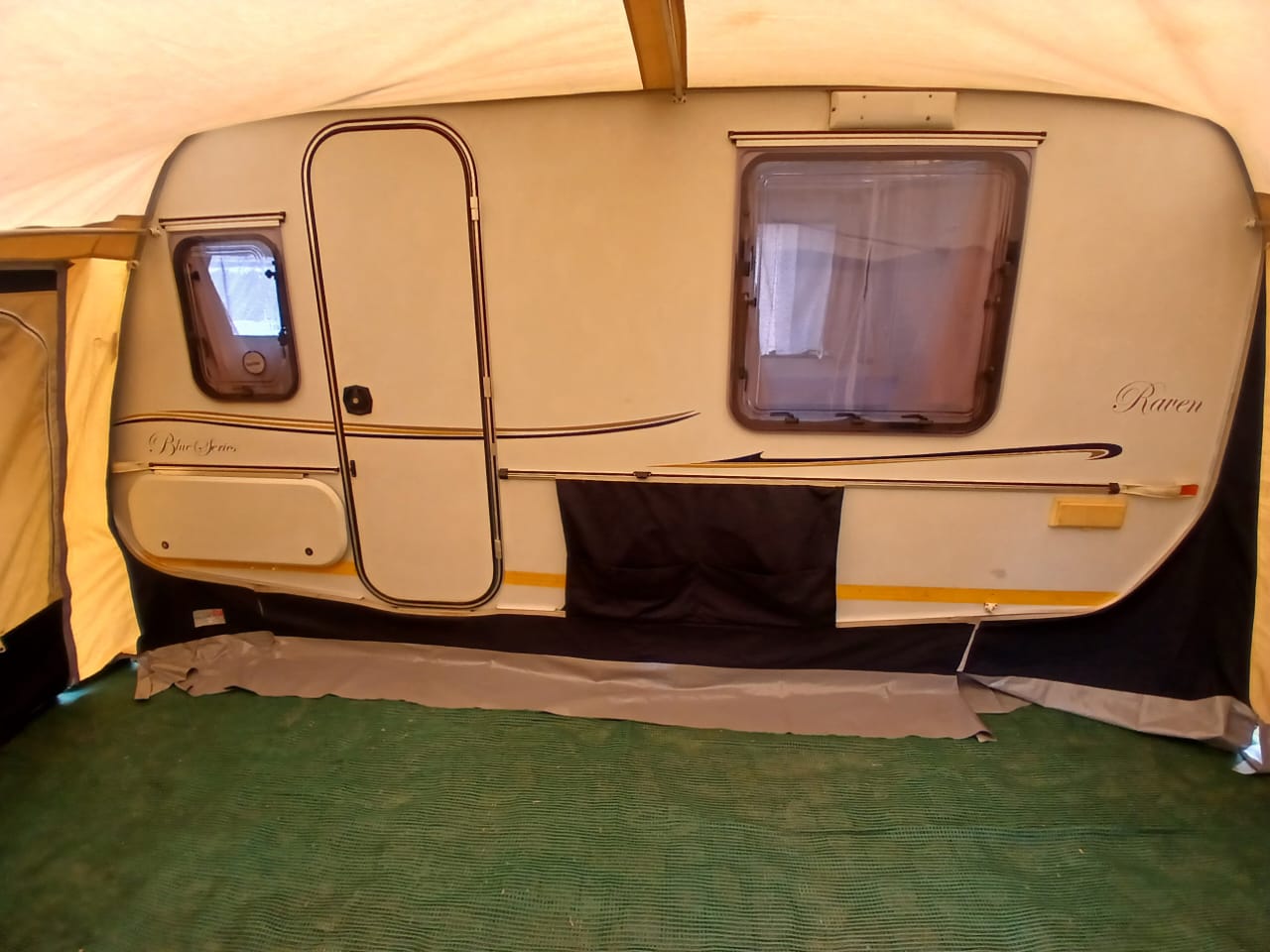 2004 gypsey raven in amazing condition with full tent and island bed - Private Seller
