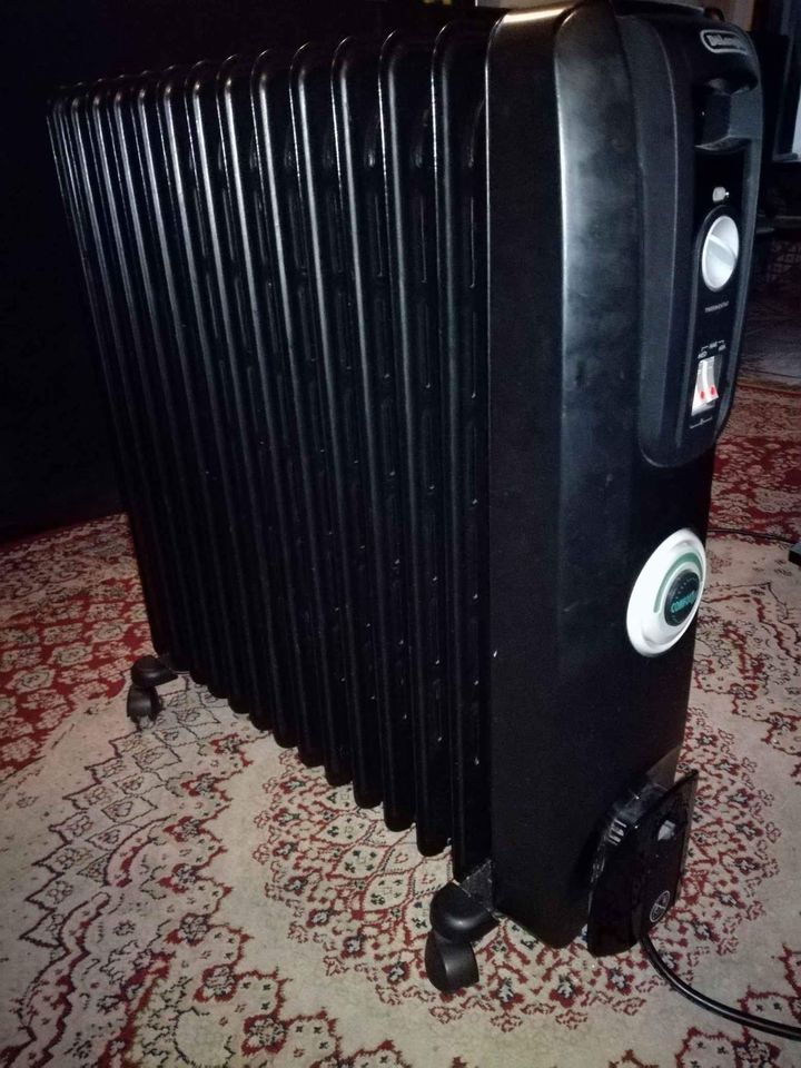 DeLonghi Black 3000 Watts 14 Fin Oil Heater | Junk Mail
