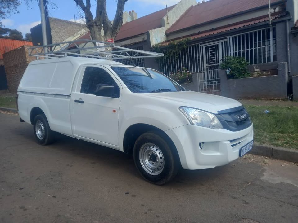 2014 Isuzu kb250 Diesel, Single Cab White Canopy, Manual, White, Leather seat, 153000kms