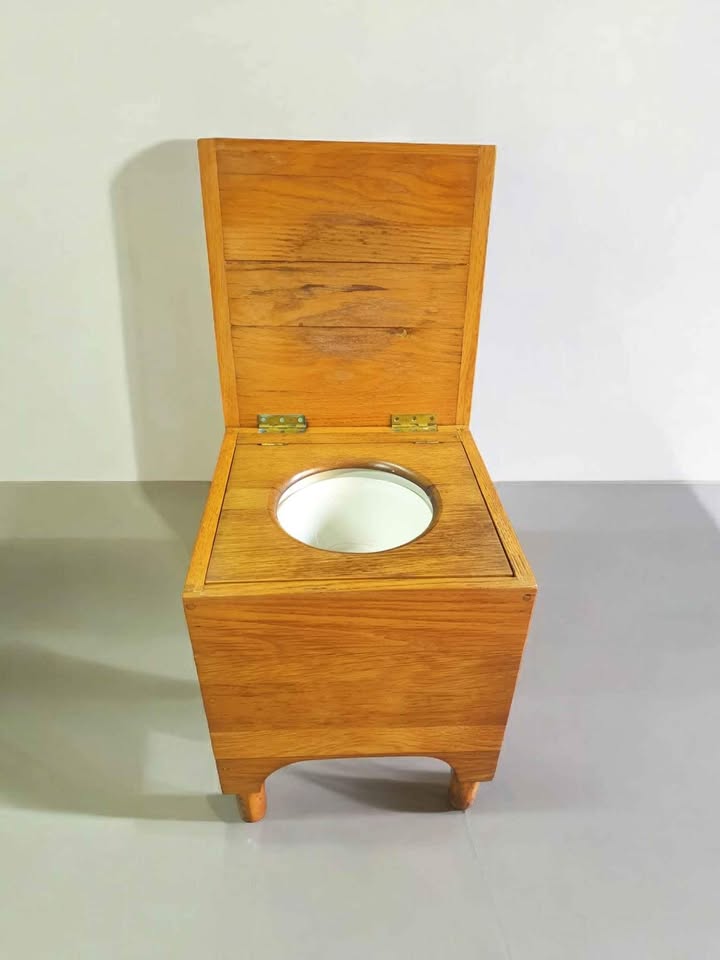 Vintage solid Oak comode in stunning condition