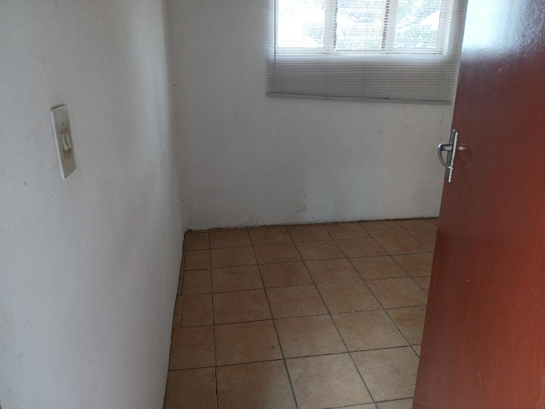 Ridgeway Johannesburg South,1Bedroomed back room for rent. Junk Mail