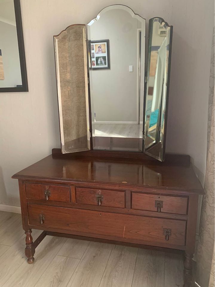 three mirror dressing table