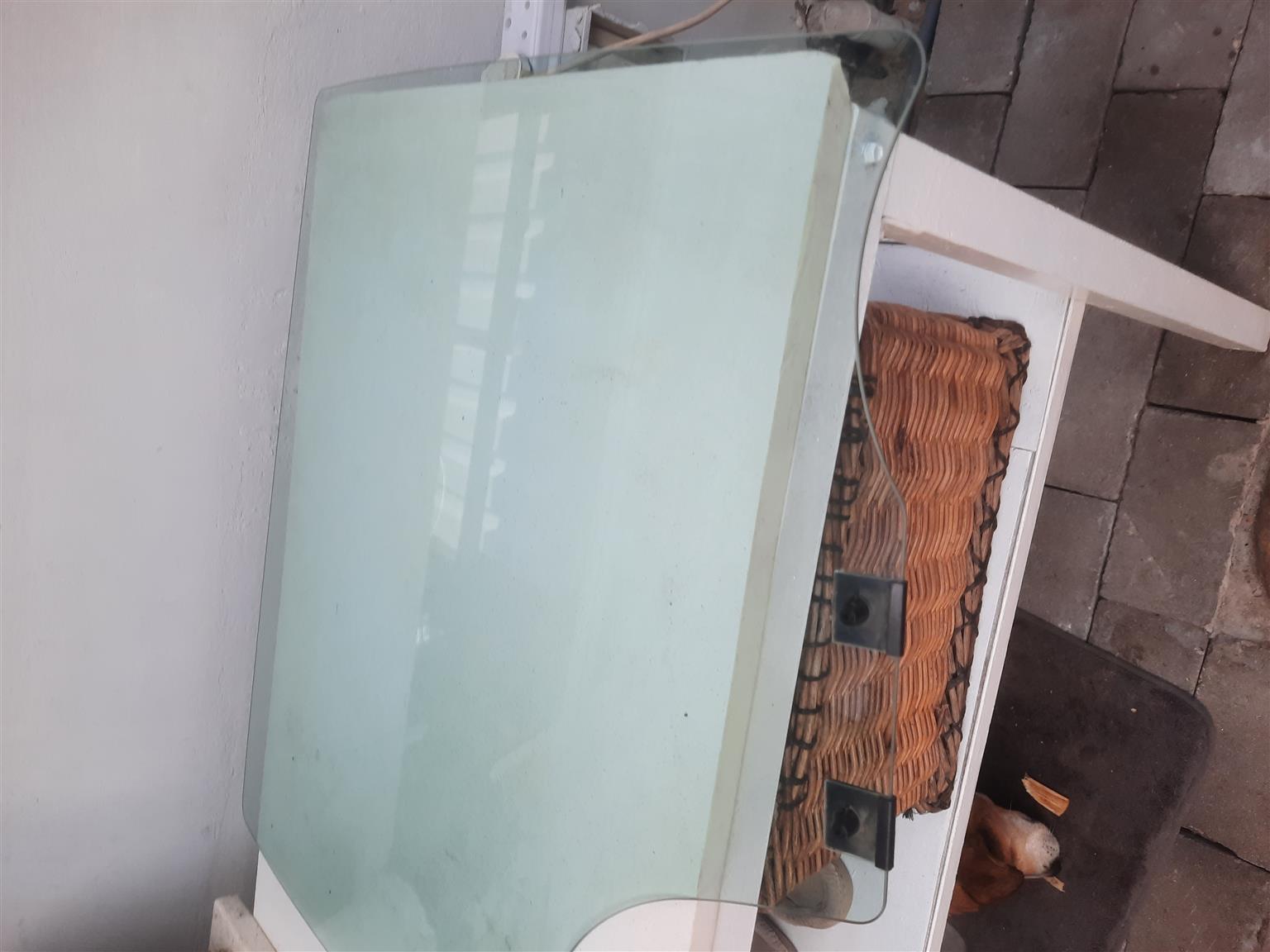 Renault Sandero door glass - Private Seller