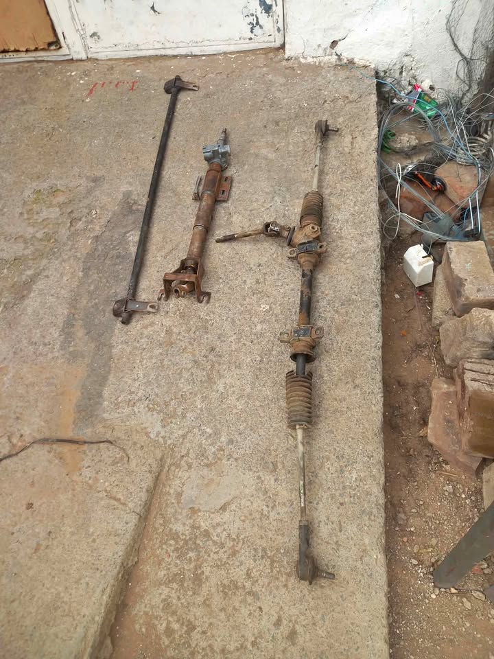 MAZDA B3 323 1.3 B3/FORD BANTAM  STEERING RACK AND COLUMN - Private Seller