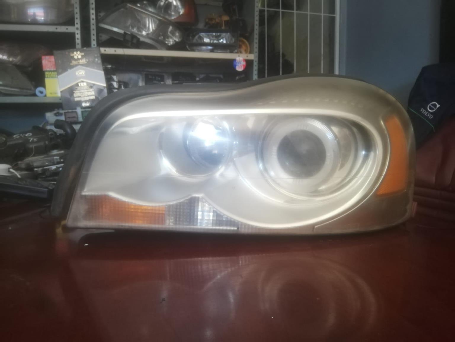 VOLVO S80 2010 LEFT AND RIGHT HEADLIGHTS FOR SALE (DELIVERY AVAILABLE) - Private Seller VOLVO S80 2010 LEFT AND RIGHT HEADLIGHTS FOR SALE (DELIVERY AVAILABLE) - Private Seller