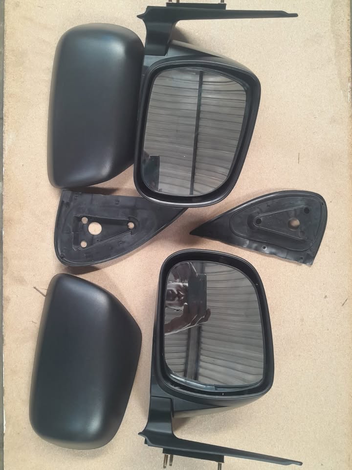 TOYOTA HILLUX MANUAL MIRRORS 2005 MODEL FOR SALE - Private Seller
