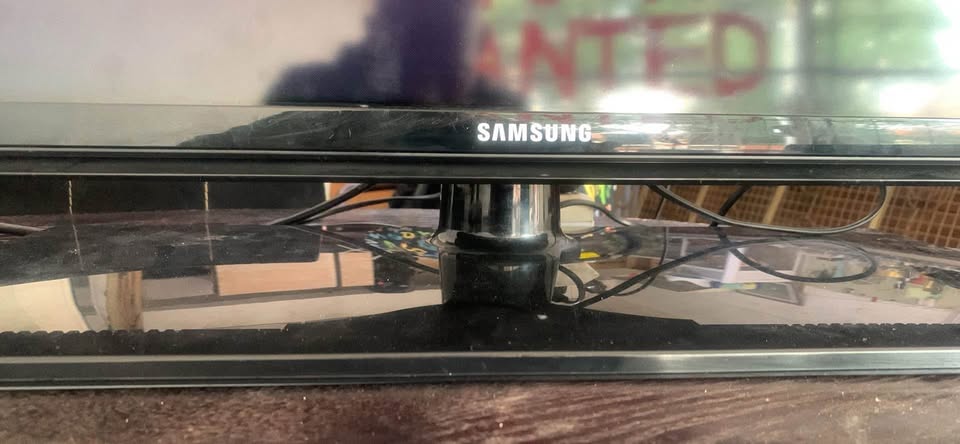 Samsung 40 inch tv with remote R1800 280 Steve Biko road  Gezina  Pretoria