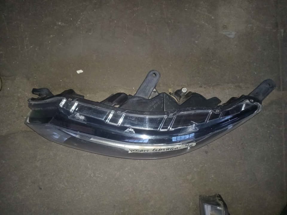 Nissan Qashqai left headlight