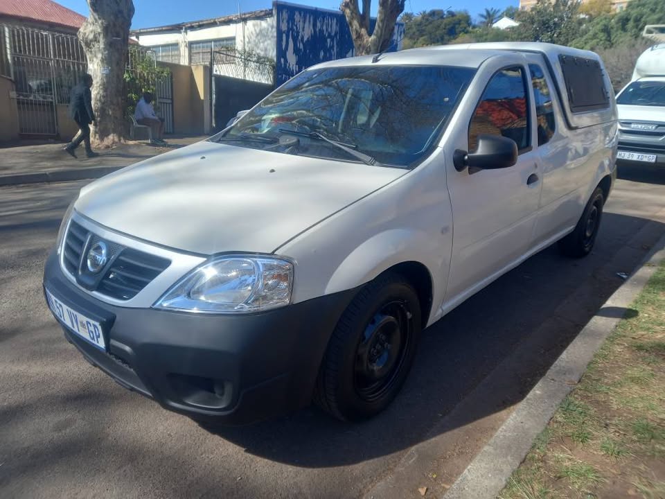 2022 Nissan NP200 1.6 Petrol, Manual, White, 60000kms With canopy