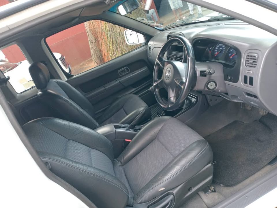 2008 Nissan np300 2.5 4x2 Hardboby, Manual Extra cab White color Service book 130,000km