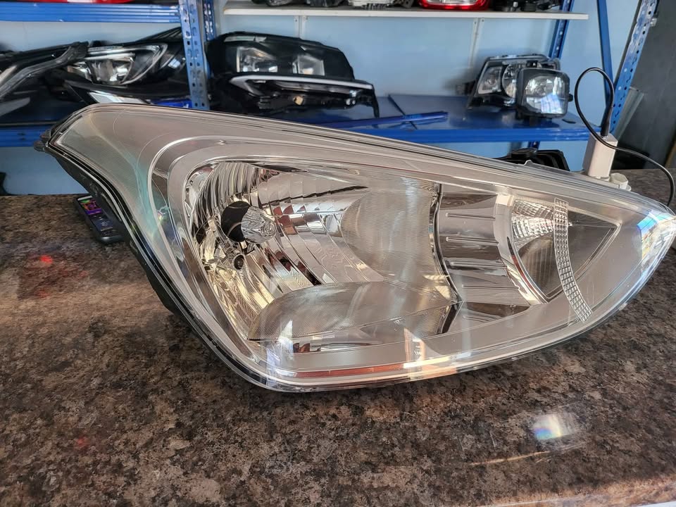 2018 Hyundai i10 grand right headlight for sale. - Private Seller