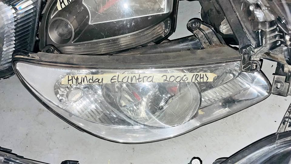 Hyundai Elantra headlight 2006 - Private Seller Hyundai Elantra headlight 2006 - Private Seller