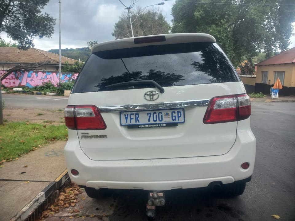 2010 Toyota Fortuner 3.0 3D4D Diesel, AUTOMATIC. Call Inno . White Color, Mileage