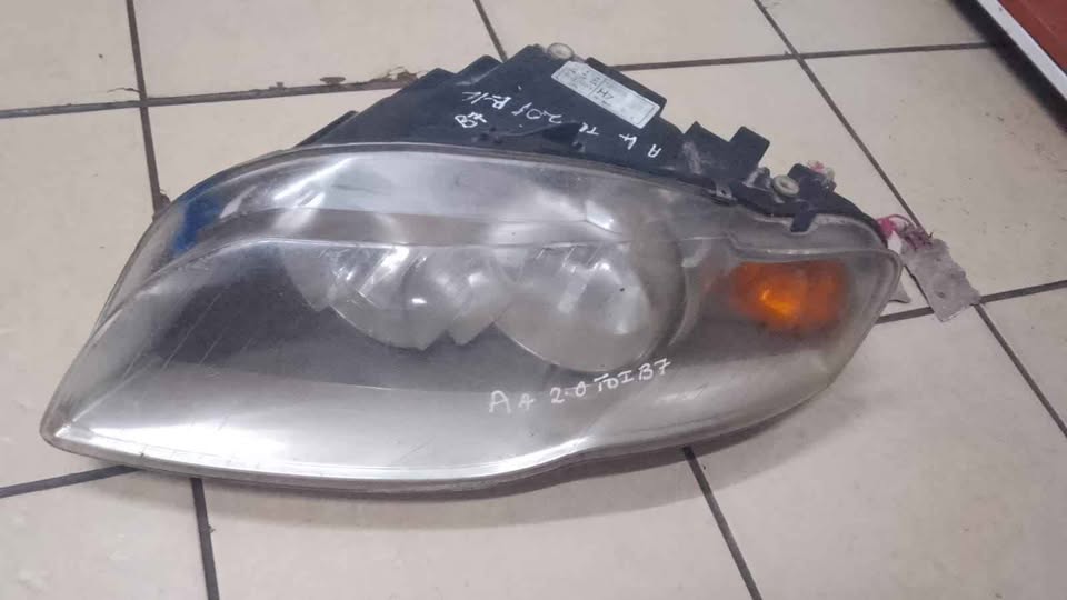 Audi A4 B7 Right / Left hand side headlight selling - Private Seller Audi A4 B7 Right / Left hand side headlight selling - Private Seller