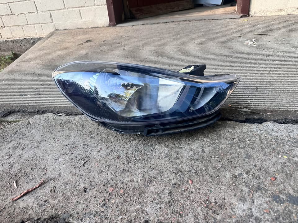 Hyundai i10 new shape right side headlight - Private Seller Hyundai i10 new shape right side headlight - Private Seller