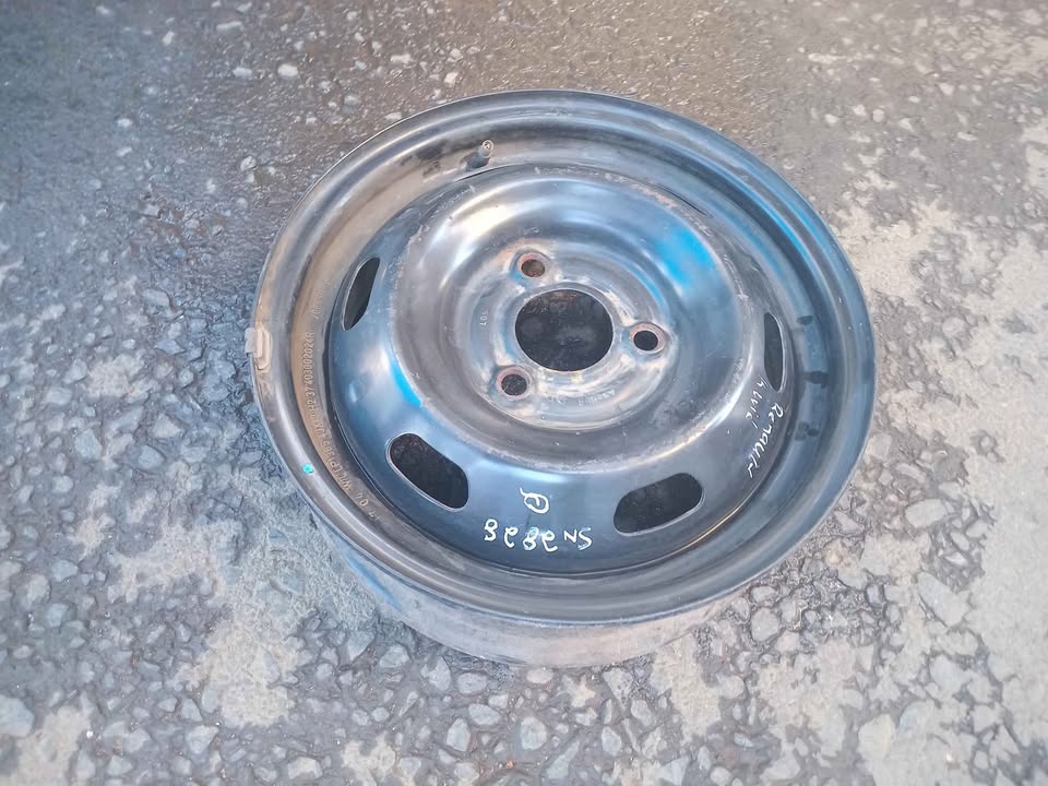 2017 Renault kwid 13inche rim for sale WhatsApp or cell - Private Seller 2017 Renault kwid 13inche rim for sale WhatsApp or cell - Private Seller