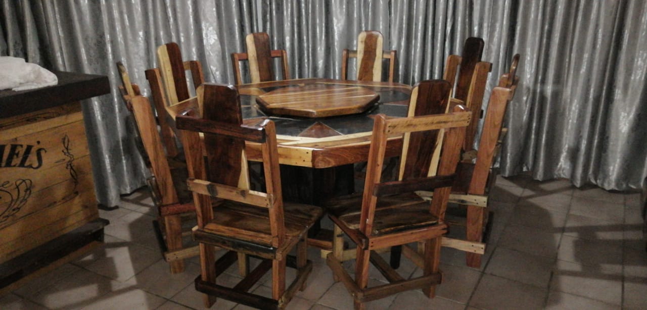 8 Kant eetkamer tafel en stoele