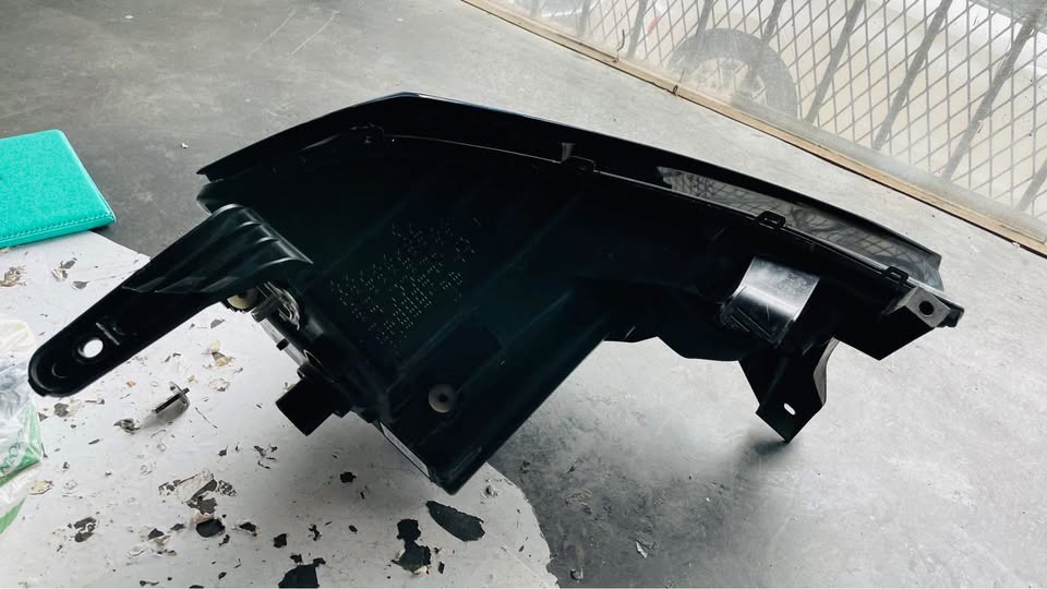 ISUZU MU-X headlight - Private Seller ISUZU MU-X headlight - Private Seller