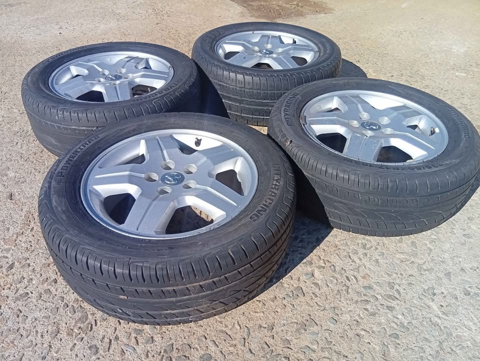 Dodge caliber 4 set of  17 inch rims and tyres