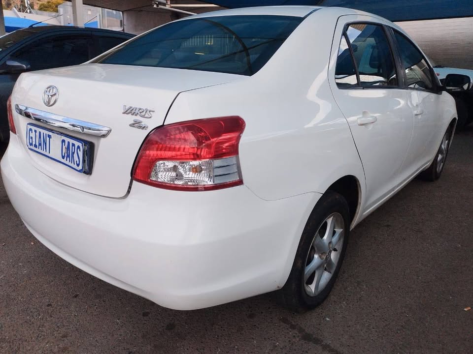 Toyota yaris 1.3 seden