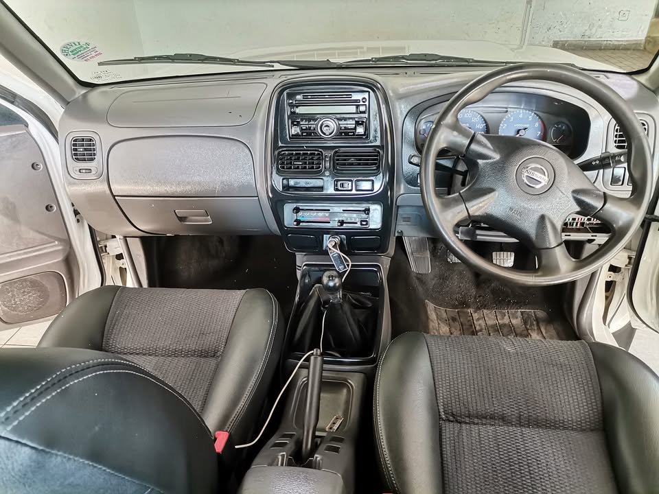 Used Nissan NP300 Hardbody 2.4 double cab Hi-rider - Private Seller Used Nissan NP300 Hardbody 2.4 double cab Hi-rider - Private Seller