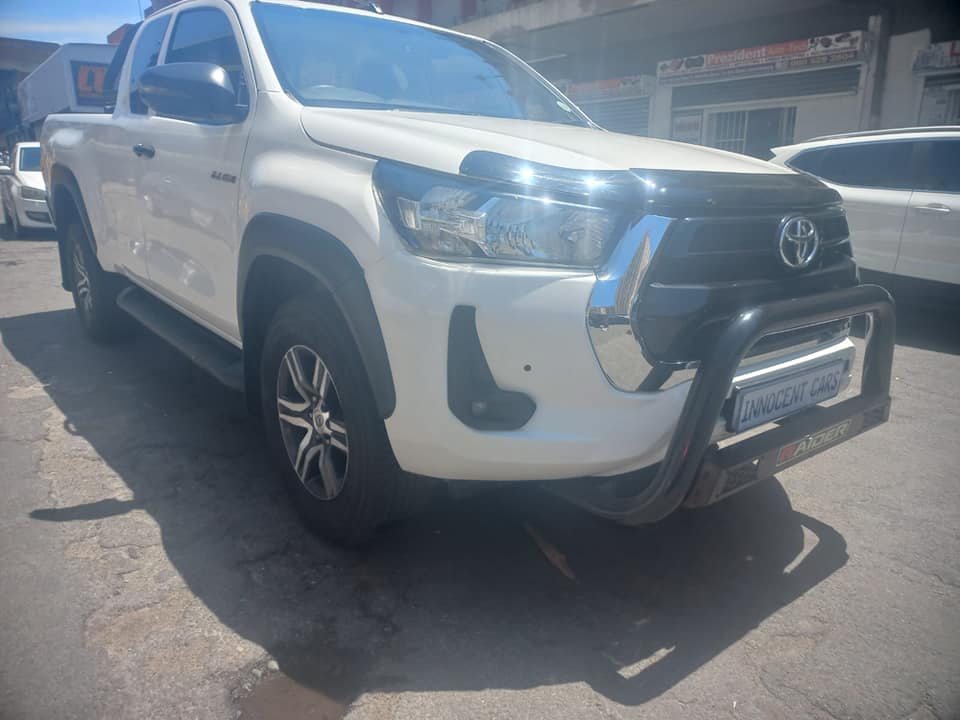 2021 TOYOTA HILUX 2.4 GD6 DIESEL EXTRA CAB BAKKIE RAIDER, MANUAL, WHITE COLOUR