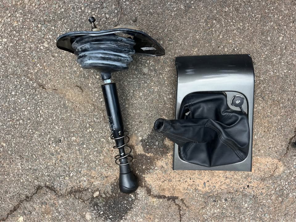 Mahindra Scorpio S10 Gear lever And Boot For Sale Call or whatsapp - Private Seller