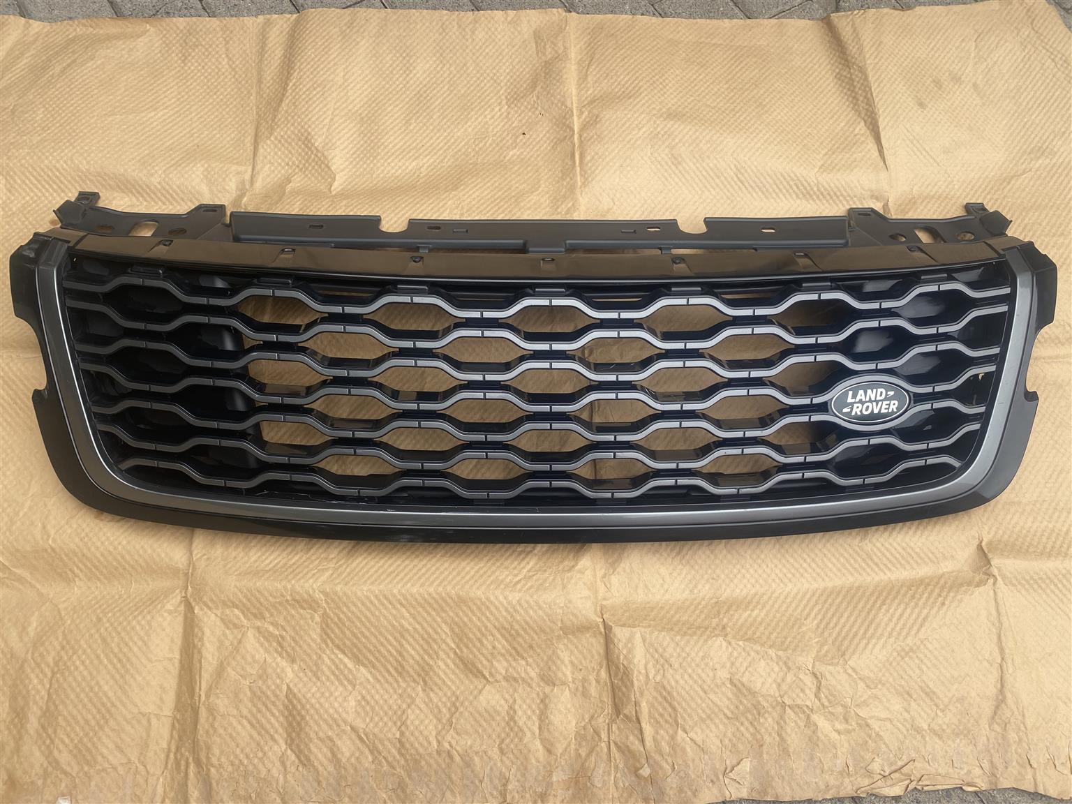 2021 RANGE ROVER VELAR L560 MAIN BUMPER GRILL FOR SALE. IN PRISTINE CONDITION