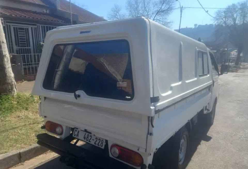 2008 HYUNDAI H100 BAKKIE 2.6 DIESEL WITH CANOPY IN EXCELLENT CONDITION