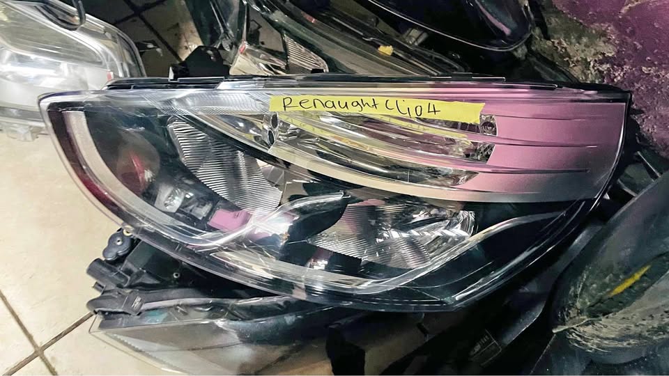 Renault Clio 4 headlight - Private Seller Renault Clio 4 headlight - Private Seller