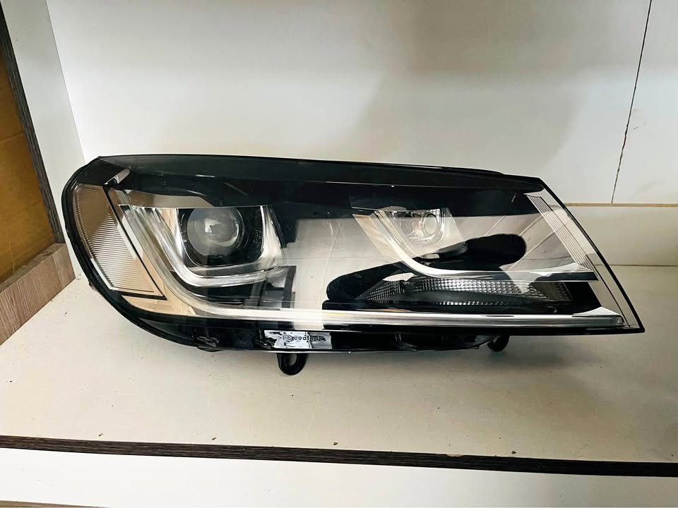 VW Volkswagen Touareg Right HID Xenon Headlight 2015-2018 - Private Seller VW Volkswagen Touareg Right HID Xenon Headlight 2015-2018 - Private Seller
